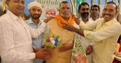 शिक्षक नेता समरेंद्र बहादुर सिंह के साथ शिक्षक संघ के सदस्य